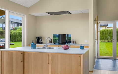 Illona - 200M from the Sea: Küche, Möbel, Countertop, Flooring, Küchengerät, Holz, Interior Design, Cabinetry, Fussboden, Haushaltsgerät