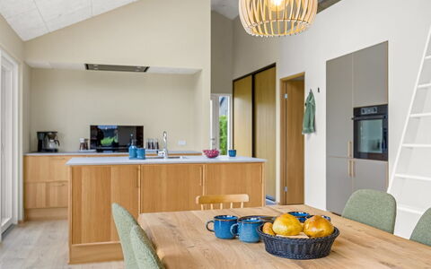 Illona - 200M from the Sea: Möbel, Interior Design, Flooring, Holz, Countertop, Decke, Fussboden, Küche, Cabinetry, Light Fixture