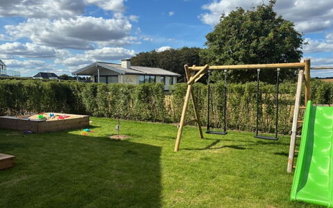 Illona - 200M from the Sea: Gras, Spielmittel, Garten, Öffentlicher Raum, Spielplatz Rutsche, Grundstueck, Rasen, Schatten, Hinterhof, Freizeit