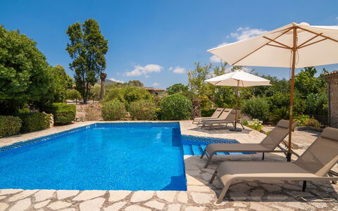 Can Toni: Blau, Schwimmbad, Wasser, Gartenmöbel, Sonnenliege, Resort, Flagstone, Verbundwerkstoff, Schatten, Landscaping