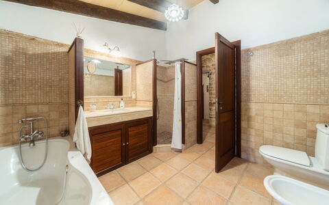 Can Toni: Flooring, Interior Design, Bad Sink, Fussboden, Armatur, Decke, Sinken, Badezimmer, Möbel, Beleuchtung