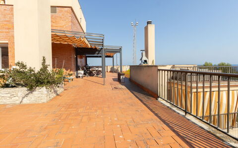 Faro Grande Salou: Verbundwerkstoff, Backstein, Mauerwerk, Schatten, Daylighting, Fliese, Balkon