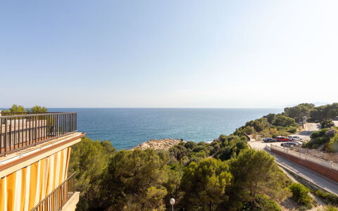 Faro Grande Salou: Blau, Daytime, Horizont, Wohnung, Meer, Küste, Sonnenlicht, Balkon, Ozean, Geländer