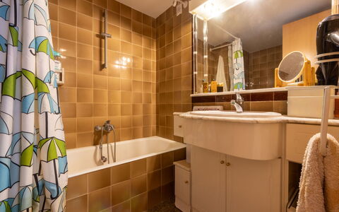 Faro Grande Salou: Badezimmer, Armatur, Interior Design, Wand, Flooring, Bad Sink, Sinken, Fussboden, Zapfhahn, Installation