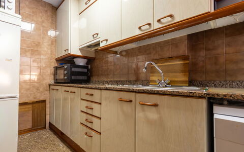 Faro Grande Salou: Küche, Countertop, Cabinetry, Küchengerät, Major Appliance, Holz, Flooring, Sinken, Spüle, Armatur