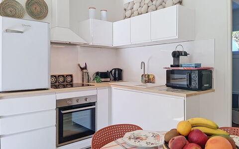 Les Cariatides 8: Küchengerät, Möbel, Küche, Interior Design, Major Appliance, Countertop, Haushaltsgerät, Cabinetry, Holz, Flooring