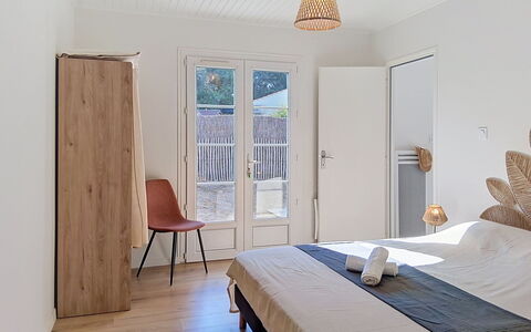 Les Cariatides 8: Möbel, Interior Design, Bett, Schlafzimmer, Fussboden, Flooring, Wand, Holz, Bettdecke, Bedding