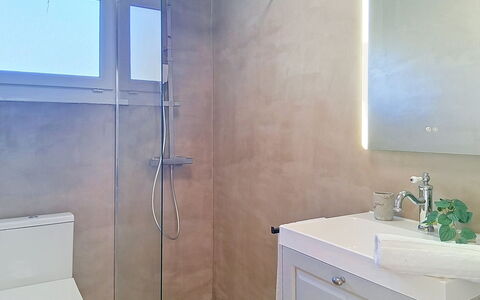 Les Cariatides 8: Badezimmer, Armatur, Wand, Flooring, Fussboden, Interior Design, Zapfhahn, Spiegel, Installation, Sinken