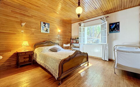 La Bergerie de Portes: Möbel, Interior Design, Flooring, Holz, Decke, Fussboden, Holzboden, Bett, Schlafzimmer, Beleuchtung