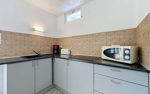 La Bergerie de Portes: Küche, Flooring, Major Appliance, Countertop, Armatur, Interior Design, Fussboden, Küchengerät, Zapfhahn, Sinken