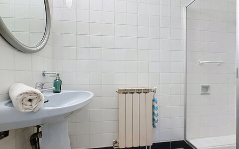 La Bergerie de Portes: Badezimmer, Wand, Flooring, Armatur, Interior Design, Fussboden, Bad Sink, Fliese, Installation, Zapfhahn