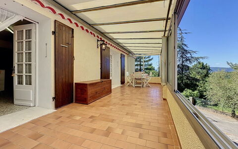 La Bergerie de Portes: Fussboden, Flooring, Schatten, Decke, Veranda, Eco Hotel, Holzbeize, Hartholz, Balkon, Daylighting