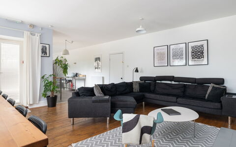 Walltree House: Möbel, Interior Design, Flooring, Couch, Fussboden, Holz, Wohnzimmer, Holzboden, Decke, Zimmer