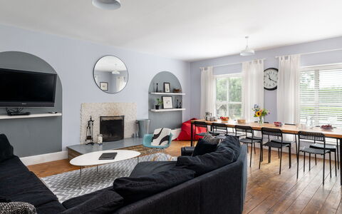 Walltree House: Möbel, Interior Design, Flooring, Fussboden, Wand, Couch, Decke, Holz, Zimmer, Wohnzimmer
