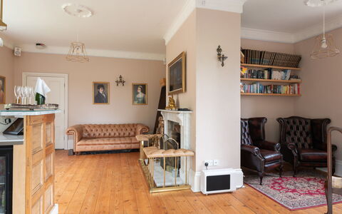 Walltree House: Möbel, Interior Design, Flooring, Fussboden, Wand, Holz, Decke, Zimmer, Holzboden, Wohnzimmer