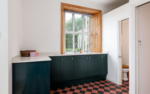 Walltree House: Flooring, Interior Design, Wand, Fussboden, Holz, Cabinetry, Küche, Countertop, Schrank, Beleuchtung
