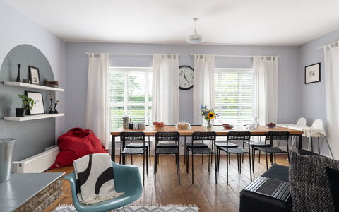 Walltree House: Möbel, Interior Design, Flooring, Stuhl, Fussboden, Tabelle, Holz, Esszimmer, Küche & Esszimmer Tisch, Decke