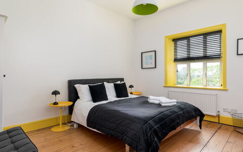 Walltree House: Möbel, Bett, Interior Design, Schlafzimmer, Flooring, Fussboden, Bedding, Holz, Bettdecke, Gelb