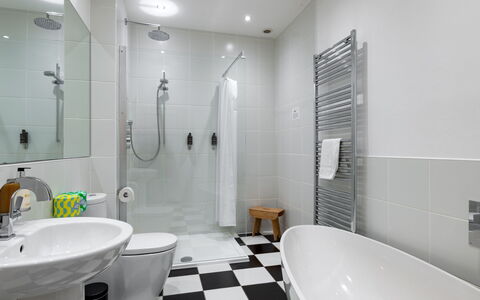 Walltree House: Badezimmer, Armatur, Flooring, Toilleten Sitz, Toilette, Fussboden, Interior Design, Sinken, Zapfhahn, Installation