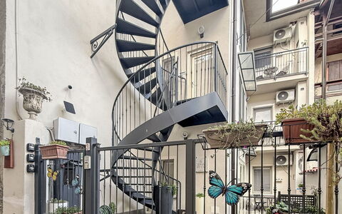 Colazza 100: Treppe, Wohnung, Geländer, Urban Design, Eisen, Tür, Metall, Balkon, Baluster, Glas