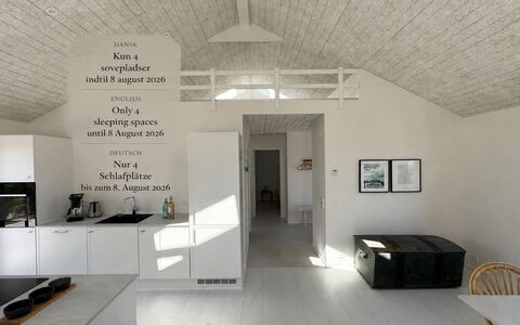 Selvi - 500M from the Sea: Wand, Flooring, Interior Design, Decke, Holz, Fussboden, Möbel, Zuhause, Light Fixture, Zimmer
