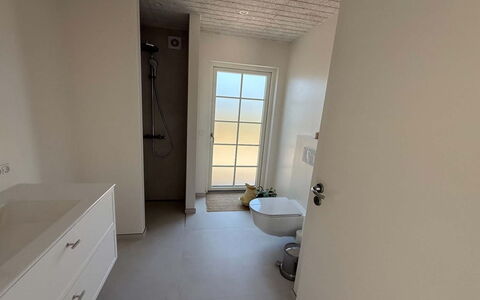 Selvi - 500M from the Sea: Flooring, Fussboden, Interior Design, Armatur, Decke, Zimmer, Installation, Badezimmer, Daylighting