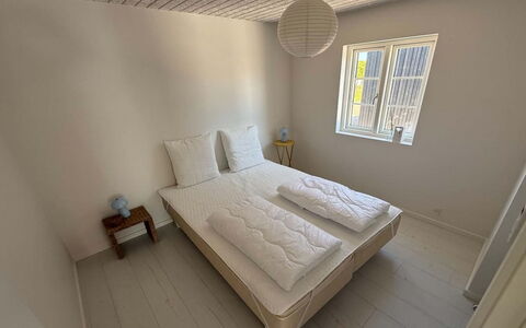Selvi - 500M from the Sea: Fussboden, Wand, Flooring, Holz, Interior Design, Möbel, Schlafzimmer, Bett, Zimmer, Holzboden