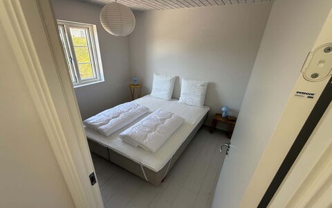 Selvi - 500M from the Sea: Wand, Fussboden, Holz, Flooring, Schlafzimmer, Interior Design, Bett, Möbel, Bedding, Zimmer