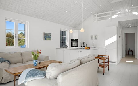 Selvi - 500M from the Sea: Decke, Flooring, Fussboden, Interior Design, Möbel, Zuhause, Couch, Wohnzimmer, Zimmer
