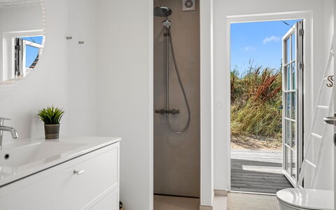 Selvi - 500M from the Sea: Wand, Armatur, Flooring, Fussboden, Badezimmer, Interior Design, Installation, Decke, Zapfhahn, Sinken