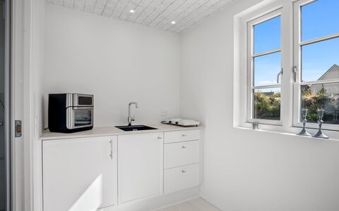 Selvi - 500M from the Sea: Wand, Decke, Interior Design, Flooring, Fussboden, Zimmer, Light Fixture, Cabinetry, Armatur, Küche