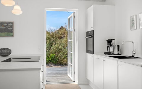 Selvi - 500M from the Sea: Küche, Flooring, Countertop, Küchengerät, Interior Design, Holz, Fussboden, Cabinetry, Major Appliance, Decke