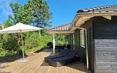 Ethil - 600M from the Sea: Holz, Dach, Zuhause, Haus, Abstellgleis, Hütte, Veranda, Gartenmöbel, Deck, Schatten