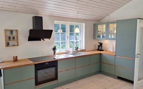 Ethil - 600M from the Sea: Flooring, Holz, Fussboden, Holzboden, Interior Design, Cabinetry, Holzbeize, Laminatboden, Küche, Hartholz