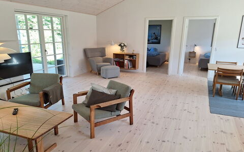 Ethil - 600M from the Sea: Möbel, Flooring, Fussboden, Holz, Holzboden, Stuhl, Interior Design, Zuhause, Tabelle, Wohnzimmer