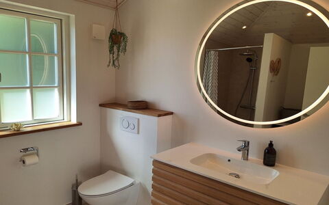 Ethil - 600M from the Sea: Flooring, Interior Design, Fussboden, Armatur, Installation, Badezimmer, Spiegel, Zimmer, Bad Sink, Sinken
