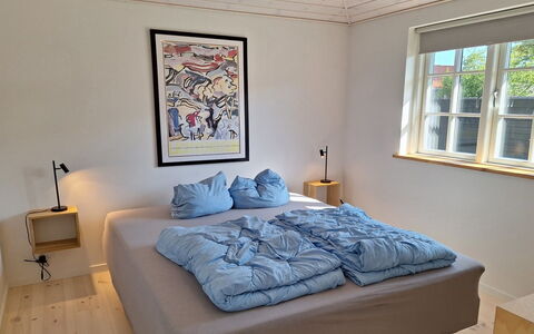 Ethil - 600M from the Sea: Möbel, Schlafzimmer, Bett, Flooring, Fussboden, Interior Design, Holz, Bettdecke, Bedding, Linens