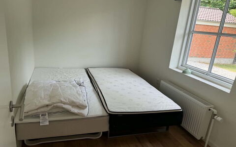Eeske - 4Km from the Sea: Möbel, Schlafzimmer, Bett, Fussboden, Flooring, Textil, Interior Design, Linens, Bedding, Bettdecke