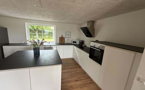 Eeske - 4Km from the Sea: Flooring, Küche, Fussboden, Countertop, Holz, Major Appliance, Interior Design, Küchengerät, Cabinetry, Holzboden