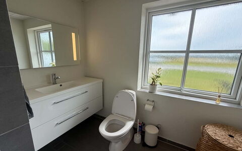 Eeske - 4Km from the Sea: Armatur, Installation, Fussboden, Badezimmer, Toilleten Sitz, Toilette, Zapfhahn, Sinken, Bidet, Fliese