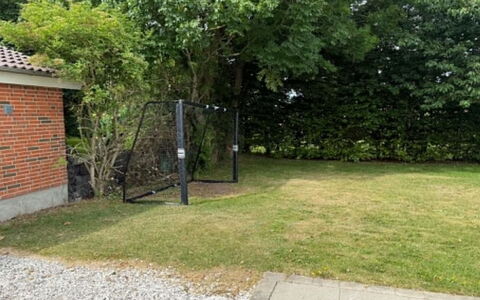 Eeske - 4Km from the Sea: Strauch, Garten, Rasen, Schatten, Hinterhof, Landscaping, Garten, Zaun, Auffahrt