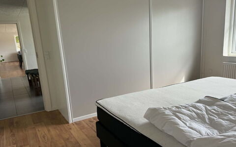 Eeske - 4Km from the Sea: Holz, Flooring, Fussboden, Interior Design, Schlafzimmer, Holzboden, Bettrahmen, Bett, Hartholz, Holzbeize