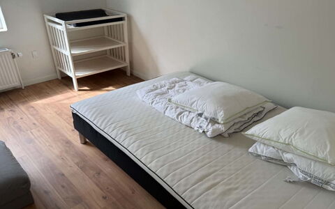 Eeske - 4Km from the Sea: Möbel, Bett, Schlafzimmer, Fussboden, Flooring, Holz, Bedding, Bettdecke, Interior Design, Linens