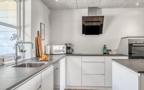 Eeske - 4Km from the Sea: Küche, Flooring, Küchengerät, Countertop, Major Appliance, Holz, Interior Design, Decke, Haushaltsgerät, Fussboden