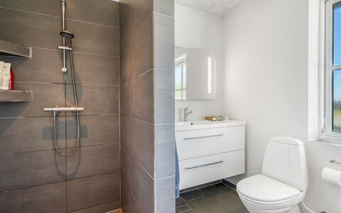 Eeske - 4Km from the Sea: Flooring, Armatur, Badezimmer, Fussboden, Interior Design, Toilette, Toilleten Sitz, Installation, Sinken, Fliese