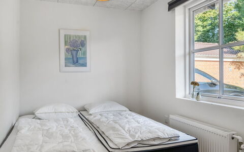 Eeske - 4Km from the Sea: Wand, Schlafzimmer, Bett, Decke, Fussboden, Interior Design, Flooring, Bettdecke, Bedding, Bettrahmen