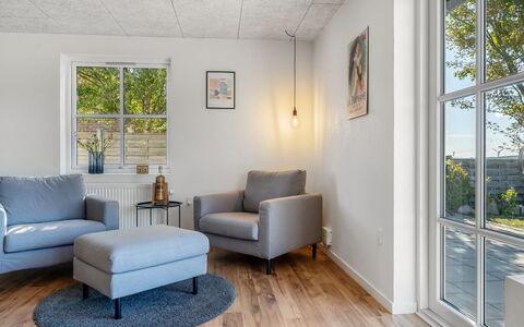 Eeske - 4Km from the Sea: Flooring, Wand, Fussboden, Interior Design, Möbel, Holz, Decke, Zimmer, Wohnzimmer, Couch