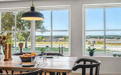 Eeske - 4Km from the Sea: Möbel, Holz, Interior Design, Flooring, Tabelle, Küche & Esszimmer Tisch, Fussboden, Decke, Stuhl, Esszimmer