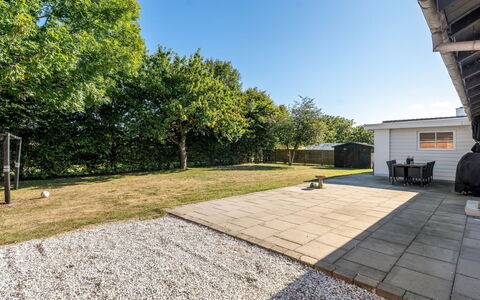 Eeske - 4Km from the Sea: Grundstueck, Zuhause, Garten, Schatten, Auffahrt, Landscaping, Estate, Rasen, Walkway, Hinterhof