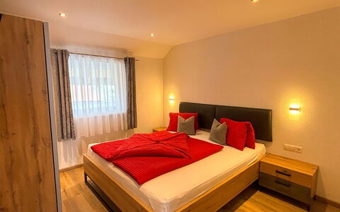 Apartment Bergkristall: Interior Design, Möbel, Bett, Holz, Schlafzimmer, Flooring, Decke, Fussboden, Zimmer, Bettdecke